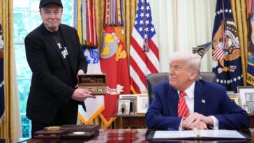 Trump remet une clé à Elon Musk en quittant le Bureau ovale, assurant la continuité de DOGE