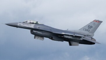 Une société pétrolière russe déclare avoir payé 195 000 dollars à des soldats pour un F-16 abattu en Ukraine