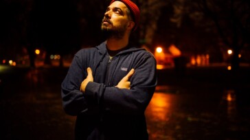 Aesop Rock, rappeur singulier, explore la zen attitude dans son album « Black Hole Superette »