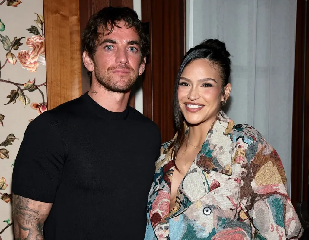 Qui est Alex Fine, le mari de Cassie ?