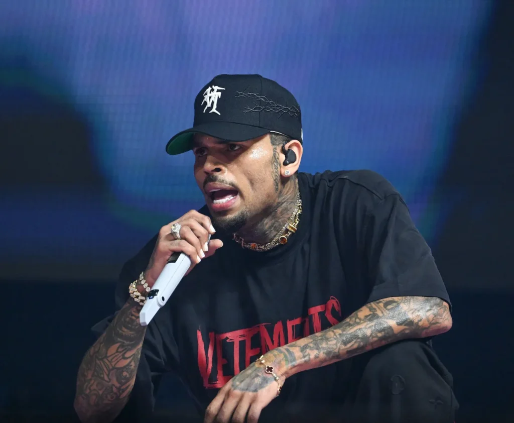Chris Brown protégé en prison avant sa libération sous caution, remercie un codétenu