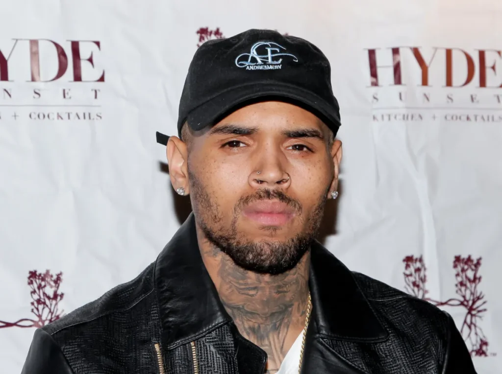 Chris Brown perd la tête lors d’une interview sur Rihanna, suscitant l’inquiétude générale