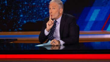 Jon Stewart critique CNN pour la promotion d’un livre sur la santé de Biden