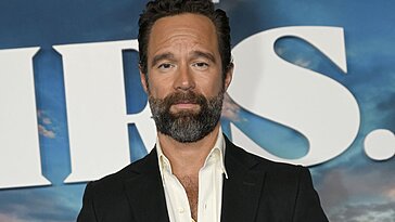 Le 9 mai, on célèbre les anniversaires de Chris Diamantopoulos et Noah Centineo