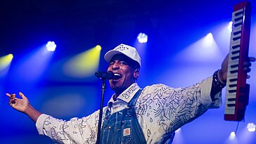 Jon Batiste dévoile une tournée triomphale : consultez les dates des spectacles
