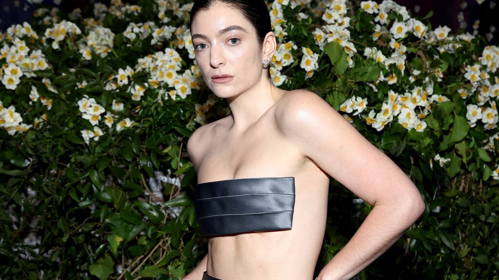 Lorde affirme que sa robe au Met Ball faisait référence à son nouvel album « Virgin » Lorde affirme que sa robe au Met Ball faisait référence à son nouvel album « Virgin »