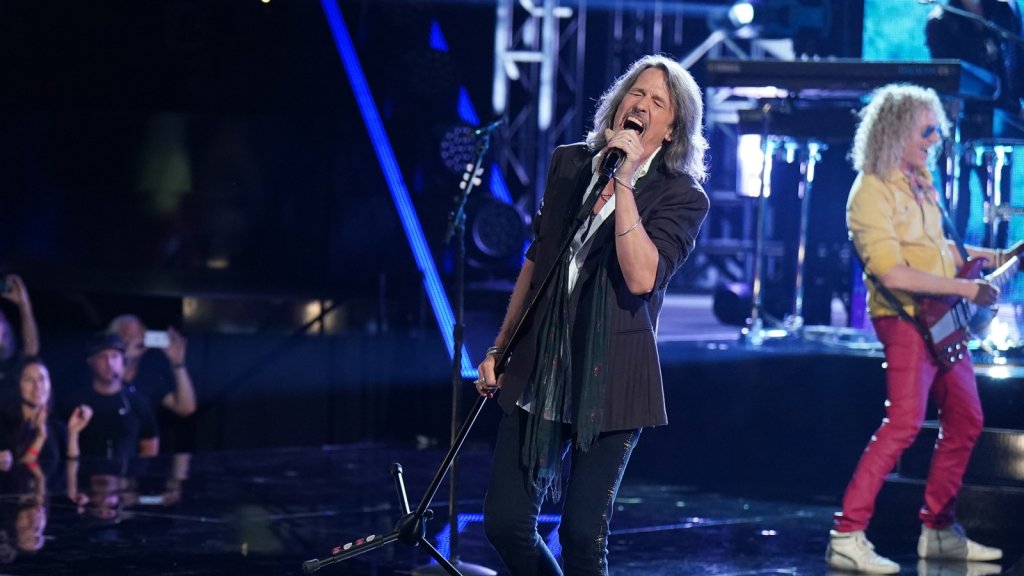 Le chanteur Kelly Hansen de Foreigner annonce son départ dans l’émission « The Voice »