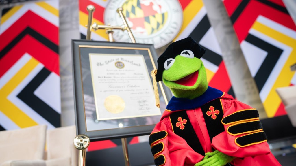 Assistez au discours de Kermit la grenouille lors de la remise des diplômes à l’Université du Maryland Assistez au discours de Kermit la grenouille lors de la remise des diplômes à l’Université du Maryland