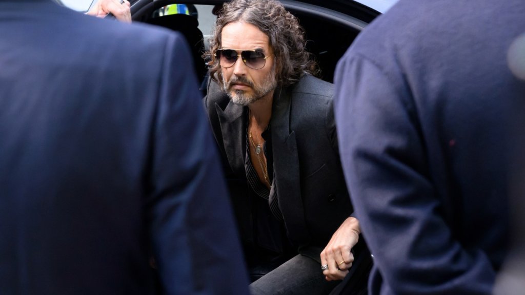 Russell Brand nie les accusations de viol, le juge programme une date pour le procès