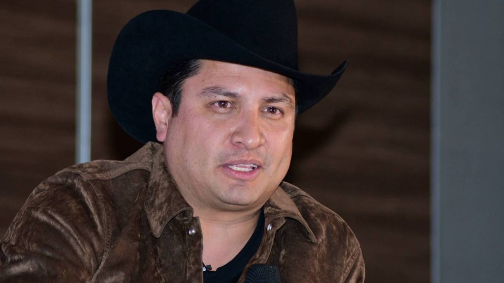 Julión Álvarez reporte son concert aux États-Unis en raison d’une possible annulation de visa