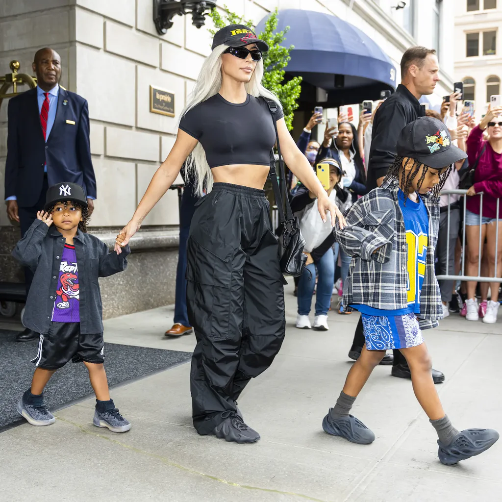 Kim Kardashian répond à Ellen DeGeneres sur la chaîne en or ‘fausse’ de son fils Psalm West, 6 ans