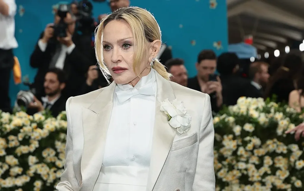 Madonna éblouissante au Met Gala : ses boucles d’oreilles coûtent plus cher qu’une maison