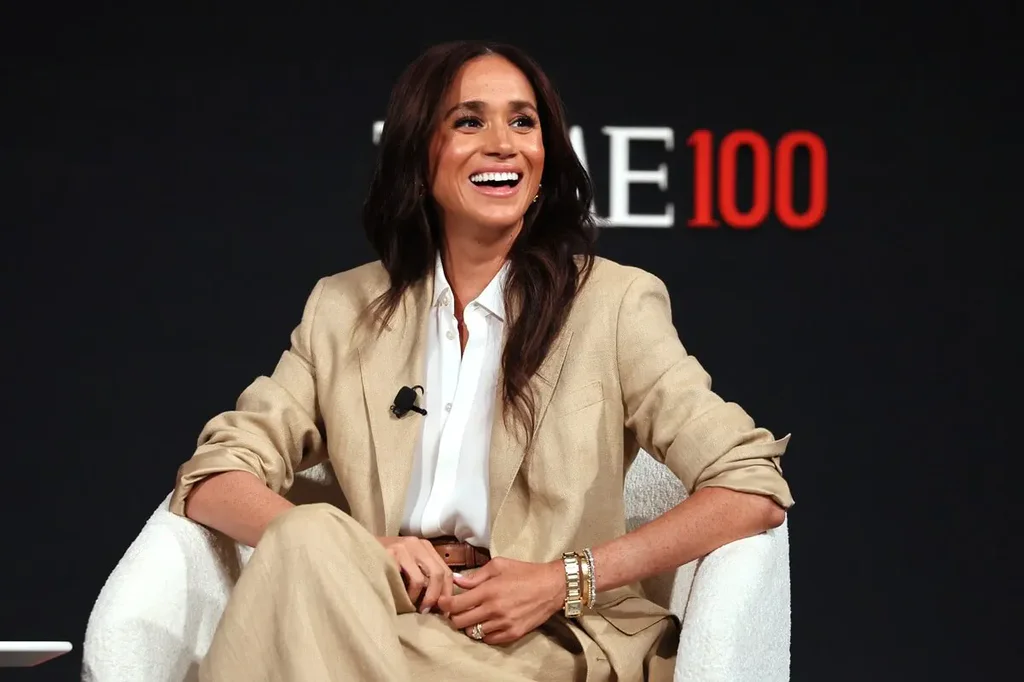Meghan Markle porte une pile de bagues de fiançailles à 279 000 $ de façon originale