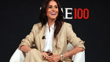 Meghan Markle porte une pile de bagues de fiançailles à 279 000 $ de façon originale