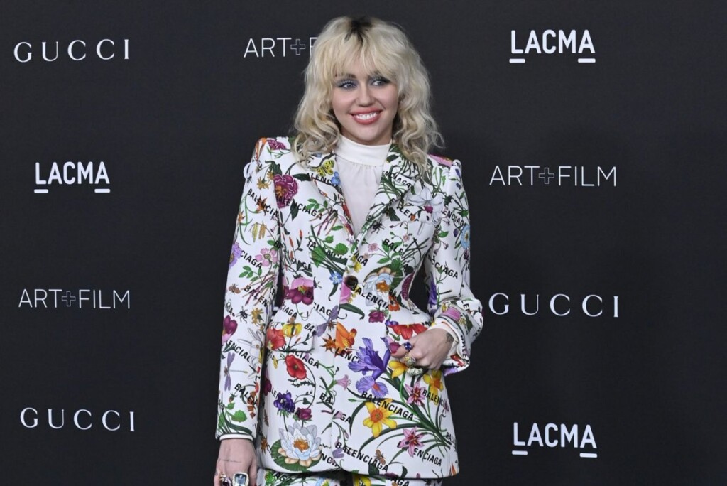 Miley Cyrus : Nouvel album et clip vidéo « Easy Lover » à découvrir