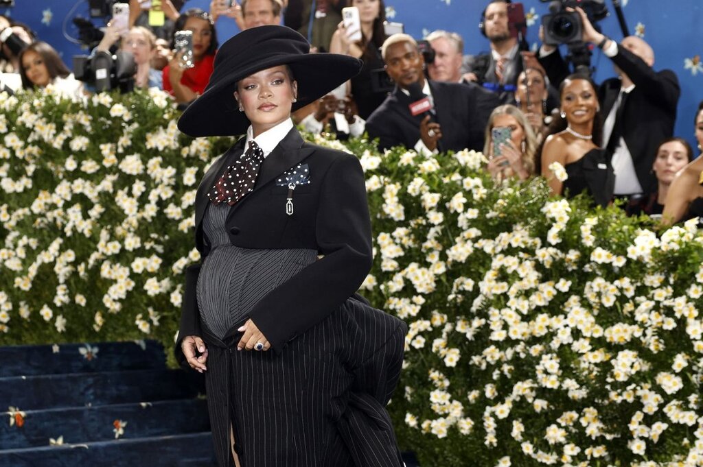Rihanna visite le village des Schtroumpfs dans le clip de « Friend of Mine » : à voir maintenant