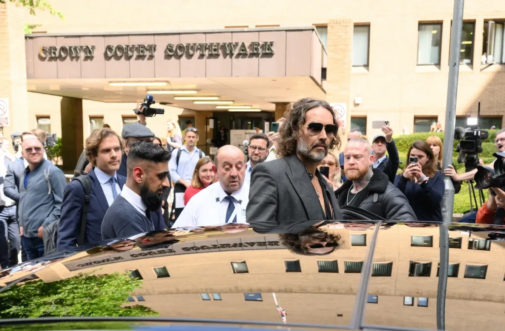 Affaire de viol : Russell Brand comparaît au tribunal et plaide non coupable