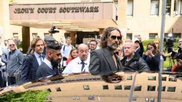 Affaire de viol : Russell Brand comparaît au tribunal et plaide non coupable