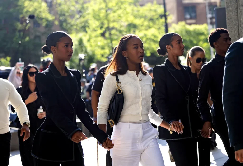 Les enfants de Sean « Diddy » Combs se servent de sa fortune pour « paraître comme des stars », d’après une source