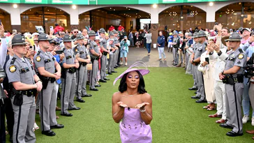 Les fans critiquent : Simone Biles participe à la tradition du Kentucky Derby