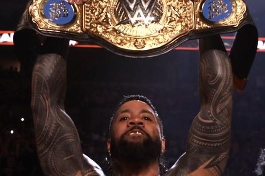 Jey Uso défend son titre contre Seth Rollins lors de WWE « Raw » Jey Uso défend son titre contre Seth Rollins lors de WWE « Raw »