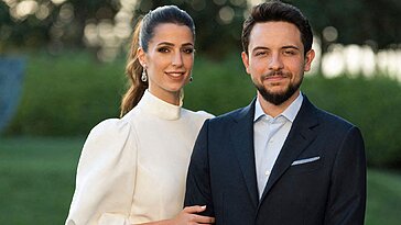 La princesse Aisha resplendit en mariée dans une robe inspirée de Grace Kelly, devant Hussein et Rajwa