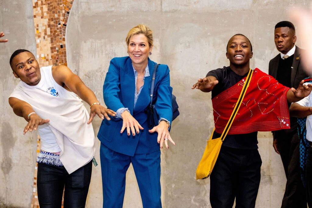 La reine Máxima des Pays-Bas danse pendant sa mission en Afrique du Sud