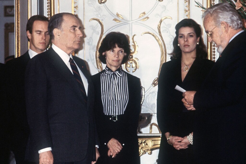 Lors d’une visite d’État à Monaco, le prince Rainier III accueillait François et Danielle Mitterrand