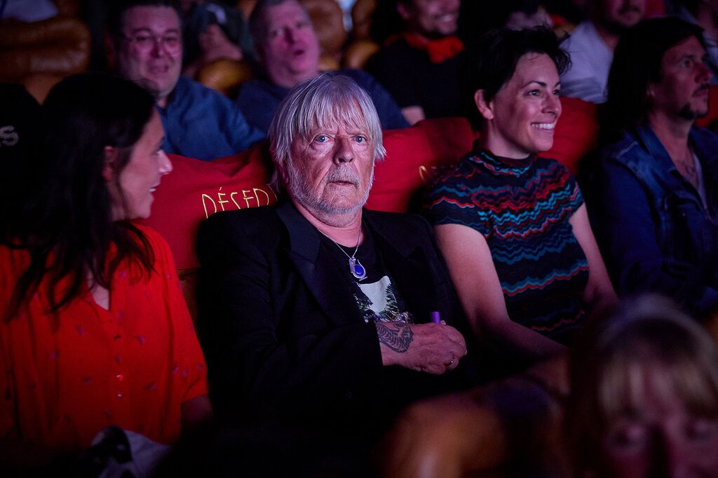Renaud, avec sa femme Cerise et sa fille Lola, monte sur la scène du Grand Rex