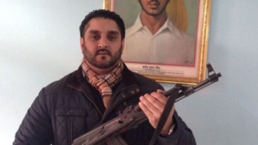 Un homme armé d’une AK-47 a été élu maire de Derby