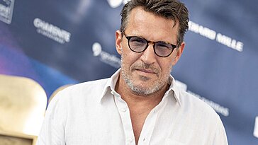 Benjamin Castaldi dévoile sa blessure au doigt après un accident avec un hélicoptère télécommandé