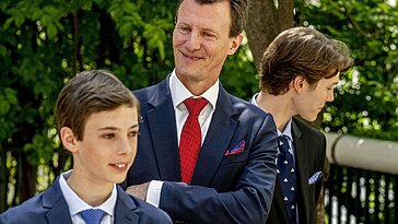 Pour ses 16 ans, Henrik de Danemark pose avec son père Joachim sur un portrait marquant