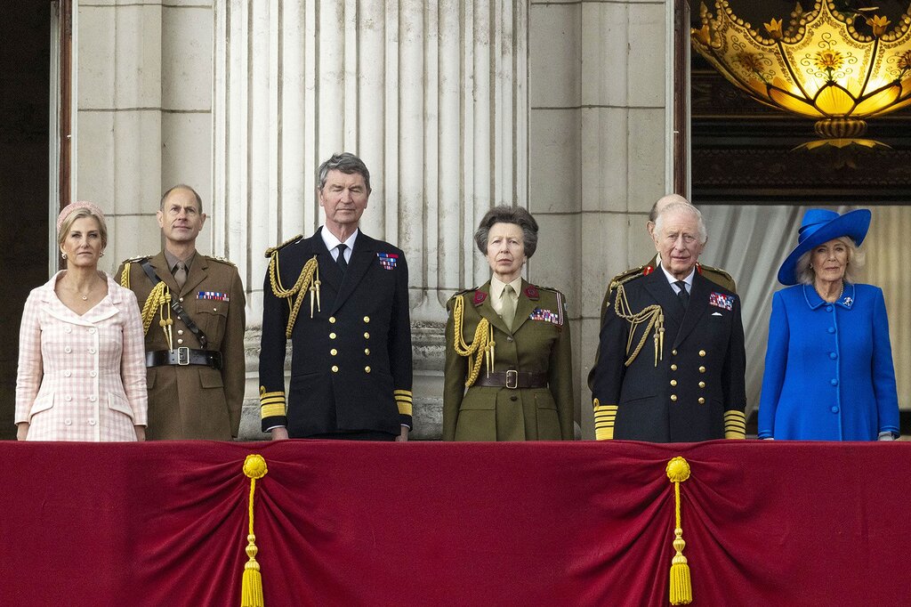 Anne et Camilla, doubles d’Elizabeth, Sophie, reflet de Diana : zoom sur les tenues des princesses au VE Day