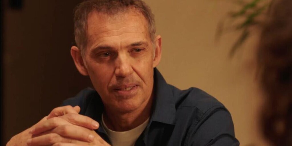 Henri veut rassembler sa famille : Paul Belmondo révèle les intentions du père de Charles, Damien et Violette Henri veut rassembler sa famille : Paul Belmondo révèle les intentions du père de Charles, Damien et Violette