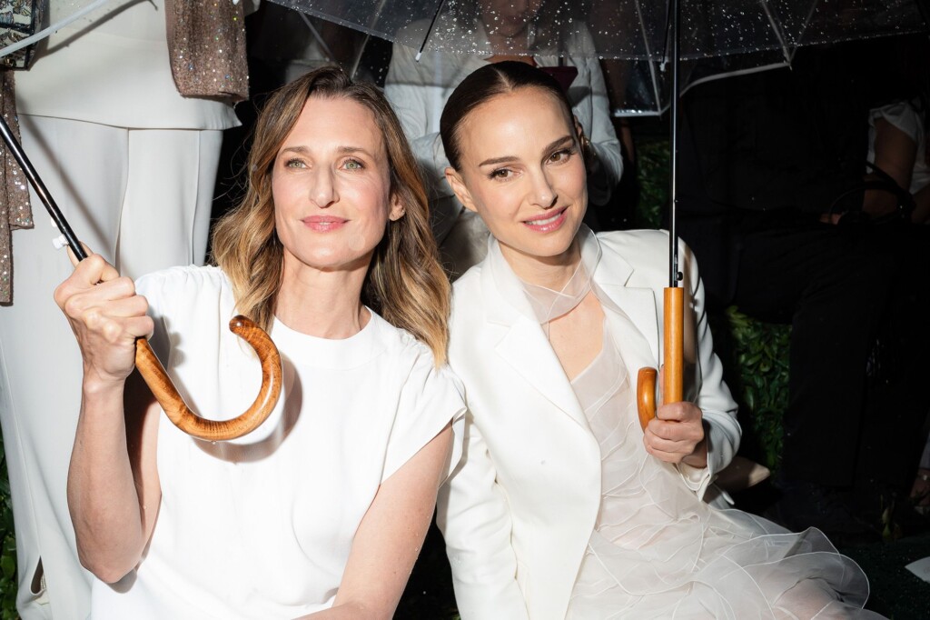 Camille Cottin et Natalie Portman sous un parapluie en Italie