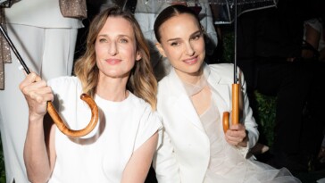 Camille Cottin et Natalie Portman sous un parapluie en Italie