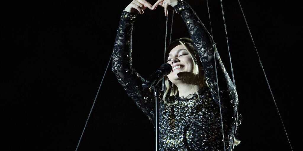 Eurovision : Louane charme avec « Maman » sur scène, les internautes séduits