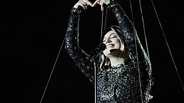Eurovision : Louane charme avec « Maman » sur scène, les internautes séduits