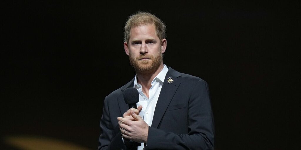 Le prince Harry réagit à l’état de santé du roi Charles III, suscitant une controverse