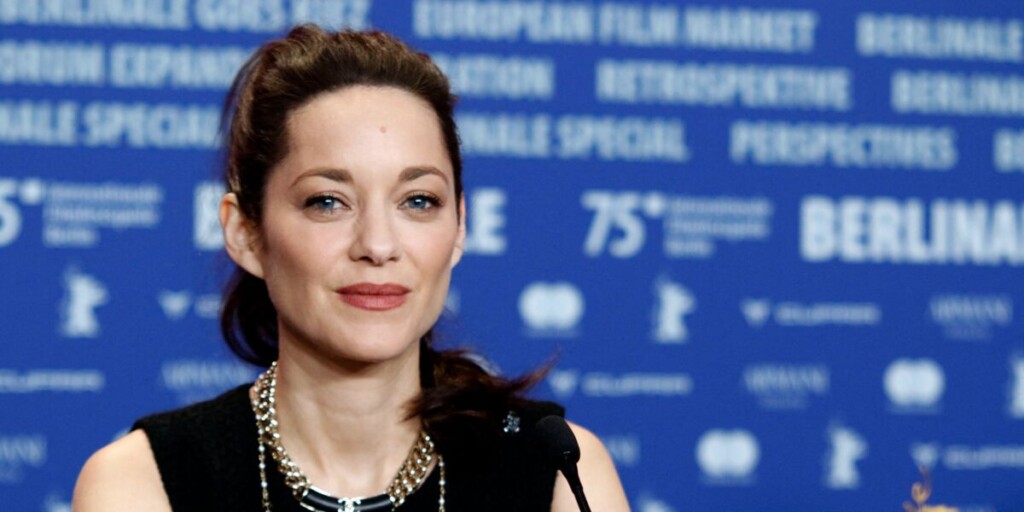 La saison 4 de The Morning Show : Marion Cotillard pose avec Jennifer Aniston et Reese Witherspoon La saison 4 de The Morning Show : Marion Cotillard pose avec Jennifer Aniston et Reese Witherspoon