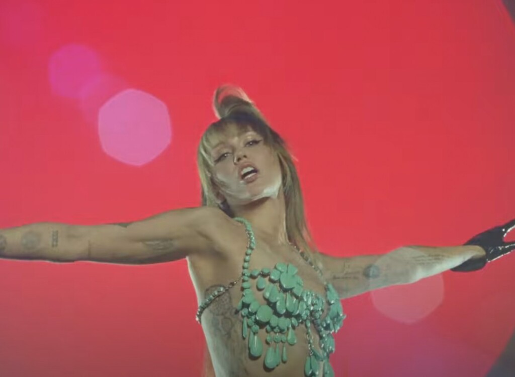 Miley Cyrus dévoile son côté showgirl dans le clip de la chanson Easy Lover
