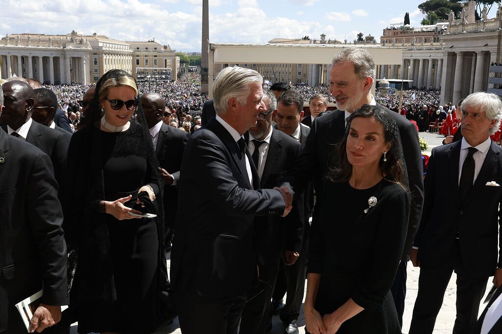 Quels membres de la royauté seront présents à la messe d’inauguration de Léon XIV à Rome ?