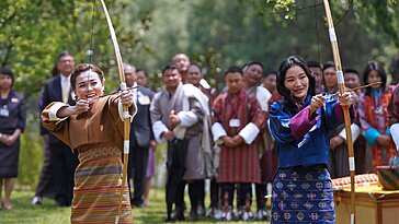 La reine Suthida de Thaïlande explore le sport national bhoutanais avec Jetsun Pema