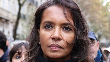 Karine Le Marchand critique les intrusions : « Occupez-vous de vos enfants » face aux photos de sa maison