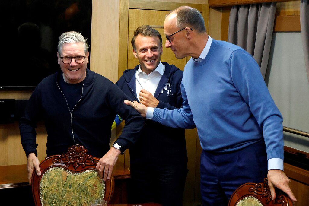 Emmanuel Macron arrive à Kiev après un voyage nocturne en train avec Starmer, Merz et Tusk Emmanuel Macron arrive à Kiev après un voyage nocturne en train avec Starmer, Merz et Tusk