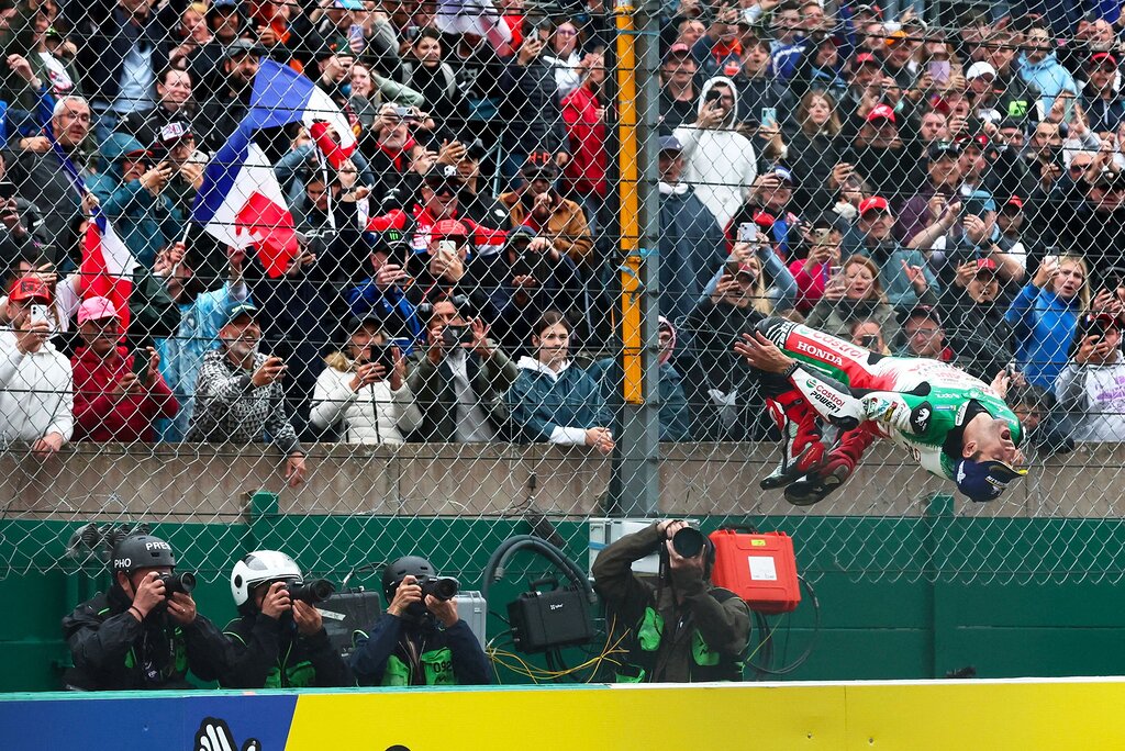 Zarco célèbre sa victoire éclatante au Grand Prix de France