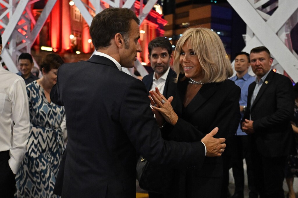 Emmanuel et Brigitte Macron savourent une sortie nocturne à Singapour avec bonne humeur