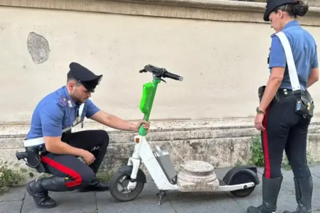 Un touriste allemand vole une relique à Rome et tente de fuir en trottinette électrique