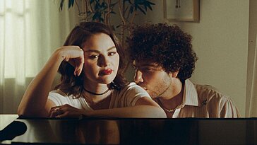 Selena Gomez et Benny Blanco offrent des prestations intimes de leur dernier album