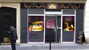 Lorsqu’il demande une finition sexuelle, la masseuse sort un couteau et le blesse